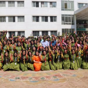 আতিথি এবং শিক্ষক মণ্ডলীর সাথে শিক্ষার্থীদের খণ্ড চিত্র