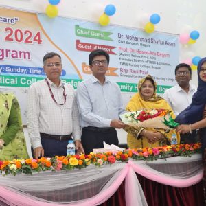 আন্তর্জাতিক নার্সেস দিবস-২০২৪ উদযাপনে ২য় পর্বে প্রধান অতিথি ডাঃমোঃ শফিউল আযম,সিভিল সার্জন,বগুড়া স্যার কে ফুল দিয়ে বরন করছেন শারমিন আক্তার , নার্সিং ইন্সট্রাক্টর,টিএনসি