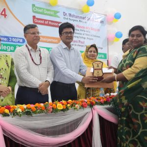 প্রধান অতিথি ডাঃমোঃ শফিউল আযম,সিভিল সার্জন,বগুড়া স্যার এর নিকট হতে বেস্ট শিক্ষক নার্সিং(প্রভাষক)-২০২৪ ক্রেস্ট গ্রহন করছেন নিশাত তাসনিম,প্রভাষক(টিএনসি)