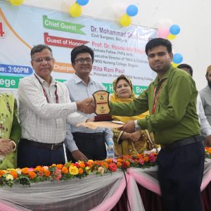 বিগ্রে:জেনারেল ডা.মো:জামিলুর রহমান (অব:)পরিচালক (হাসপাতাল)টিএমসি ও আরসিএইচ ও ডোমেইন প্রধান (স্বাস্থ্য সেবা),স্বাস্থ্য সেক্টর,টিএমএসএস, এর নিকট হতে বেস্ট শিক্ষক নার্সিং(নার্সিং ইনস্ট্রাক্টর)-২০২৪ ক্রেস্ট গ্রহন করছেন মোঃসাব্বির হাসান,নার্সিং ইনস্ট্রাক্টর(টিএনসি)