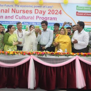 আন্তর্জাতিক নার্সেস দিবস-২০২৪ ফ্লোরেন্স নাইটিংগেলের জম্মদিন উপলক্ষ্যে কেক কেটে অনুষ্ঠানের প্রধান অতিথি ডাঃমোঃ শফিউল আযম,সিভিল সার্জন,বগুড়া স্যার এর মুখে কেক তুলে দিচ্ছে প্রতীকী ফ্লোরেন্স নাইটিংগেল